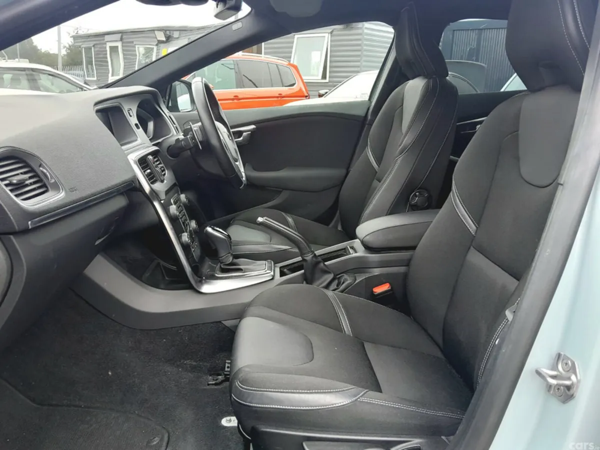Volvo V40 Hatchback, Diesel, 2018, Green