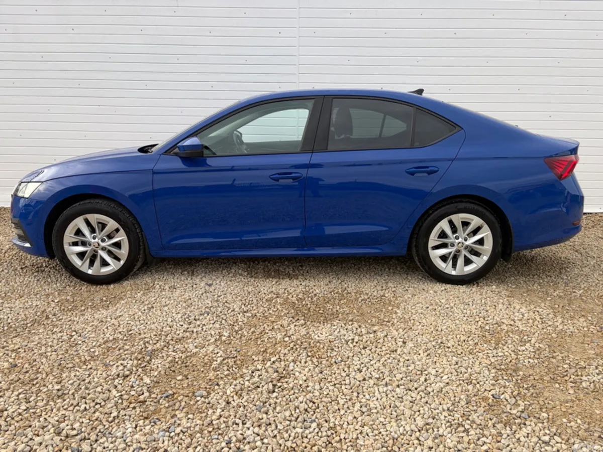 Skoda Octavia Hatchback, Diesel, 2023, Blue