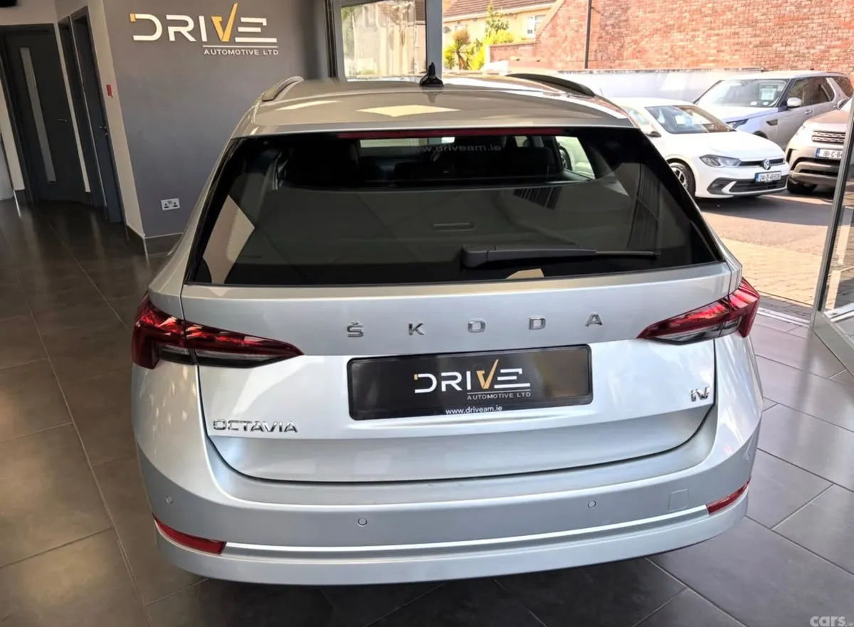 Skoda Octavia Estate, Petrol Hybrid, 2023, Silver
