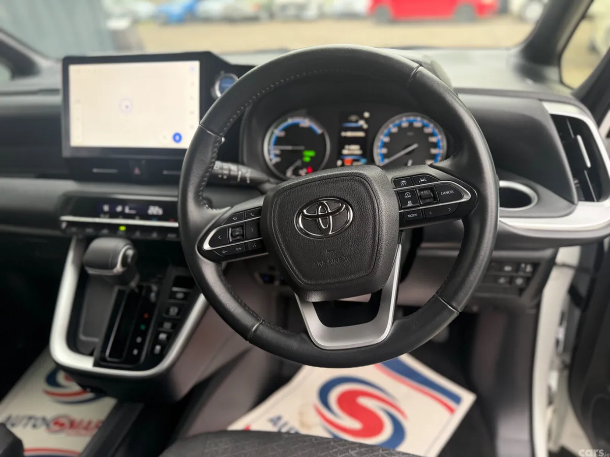 Toyota Noah MPV, Petrol Hybrid, 2023, White