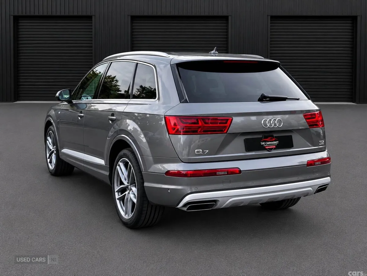 Audi Q7 , Petrol, 2016, 