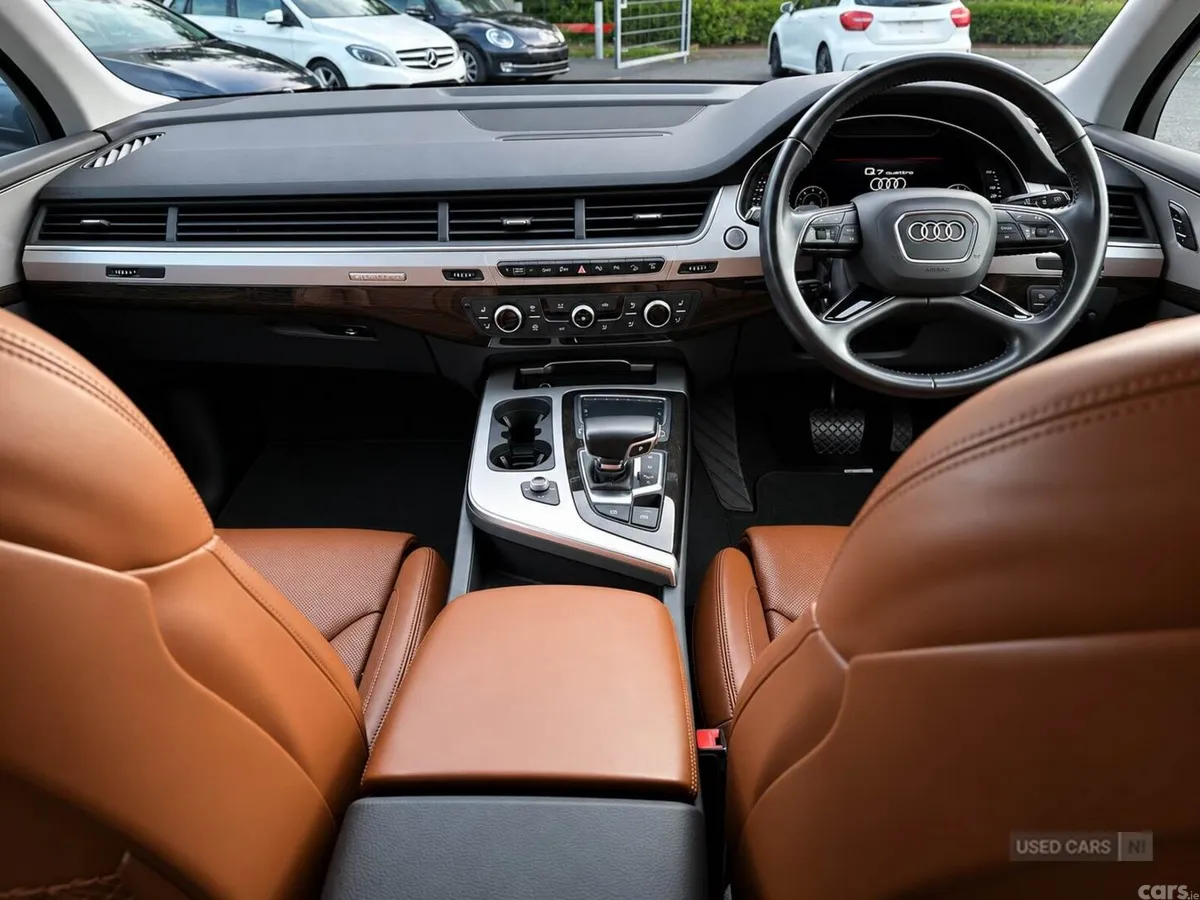 Audi Q7 , Petrol, 2016, 