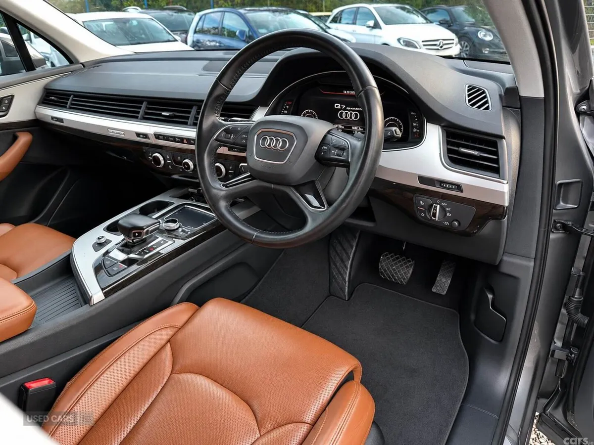 Audi Q7 , Petrol, 2016, 