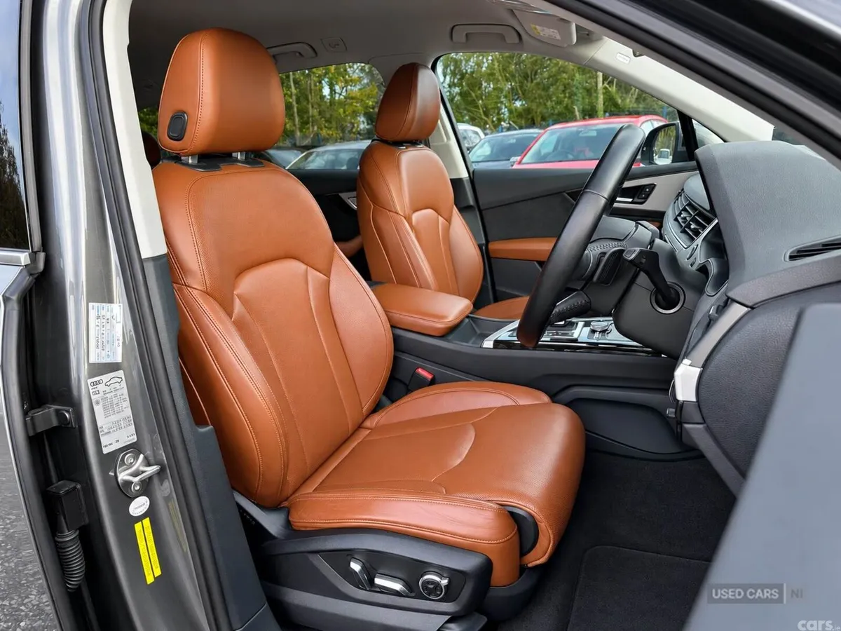 Audi Q7 , Petrol, 2016, 