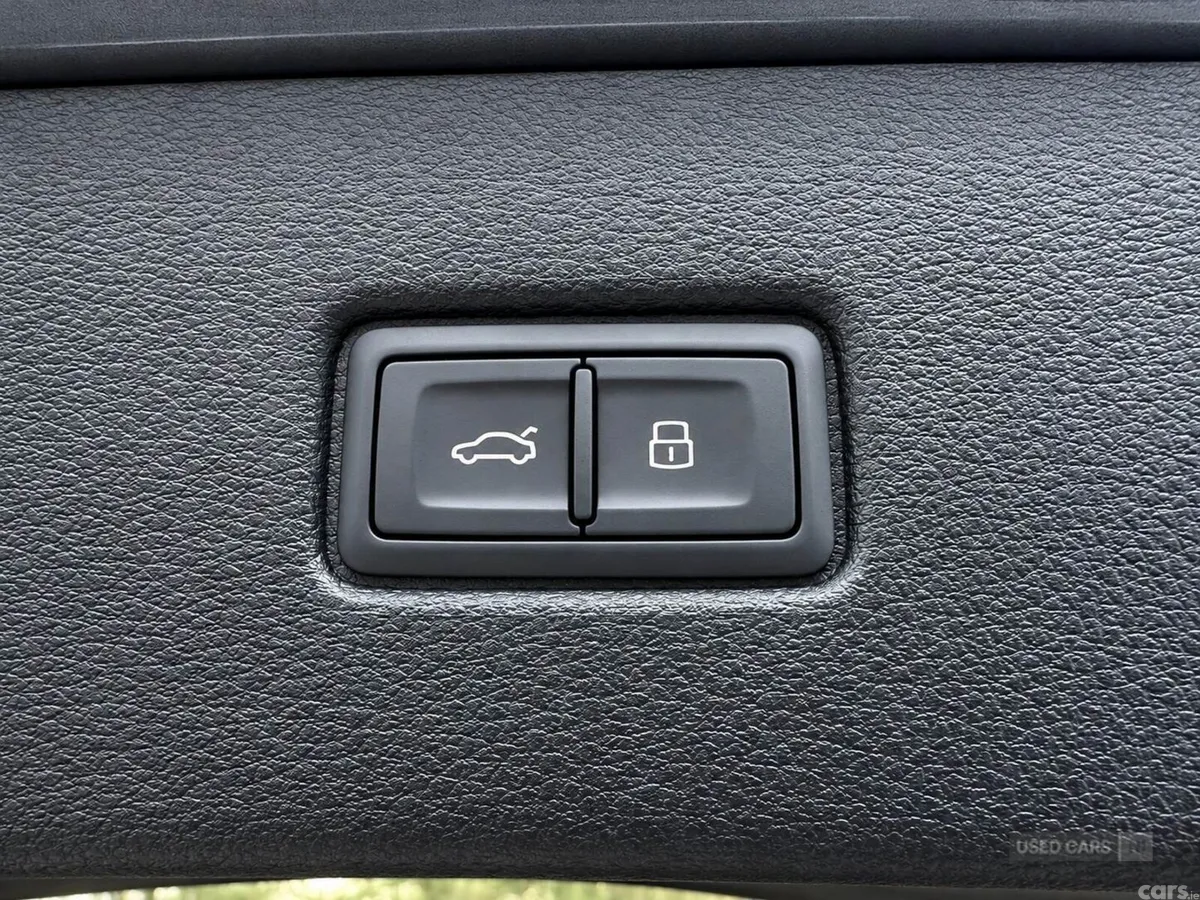 Audi Q7 , Petrol, 2016, 