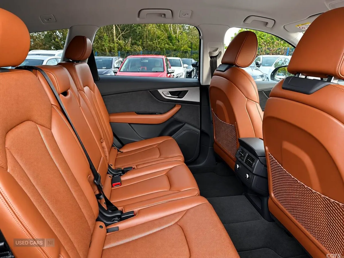 Audi Q7 , Petrol, 2016, 