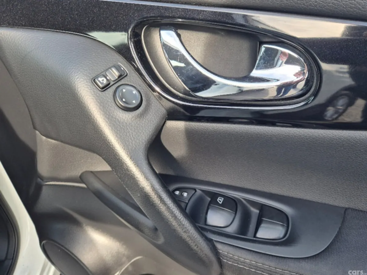 Nissan Qashqai MPV, Petrol, 2016, White