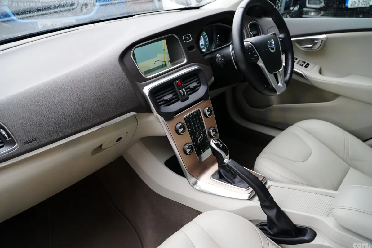 Volvo V40 Hatchback, Diesel, 2016, Blue