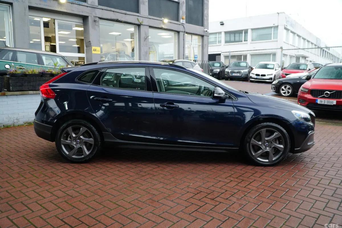 Volvo V40 Hatchback, Diesel, 2016, Blue