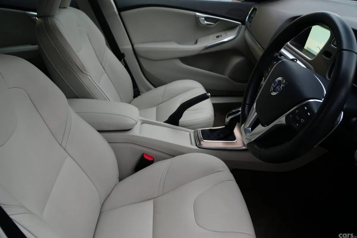 Volvo V40 Hatchback, Diesel, 2016, Blue