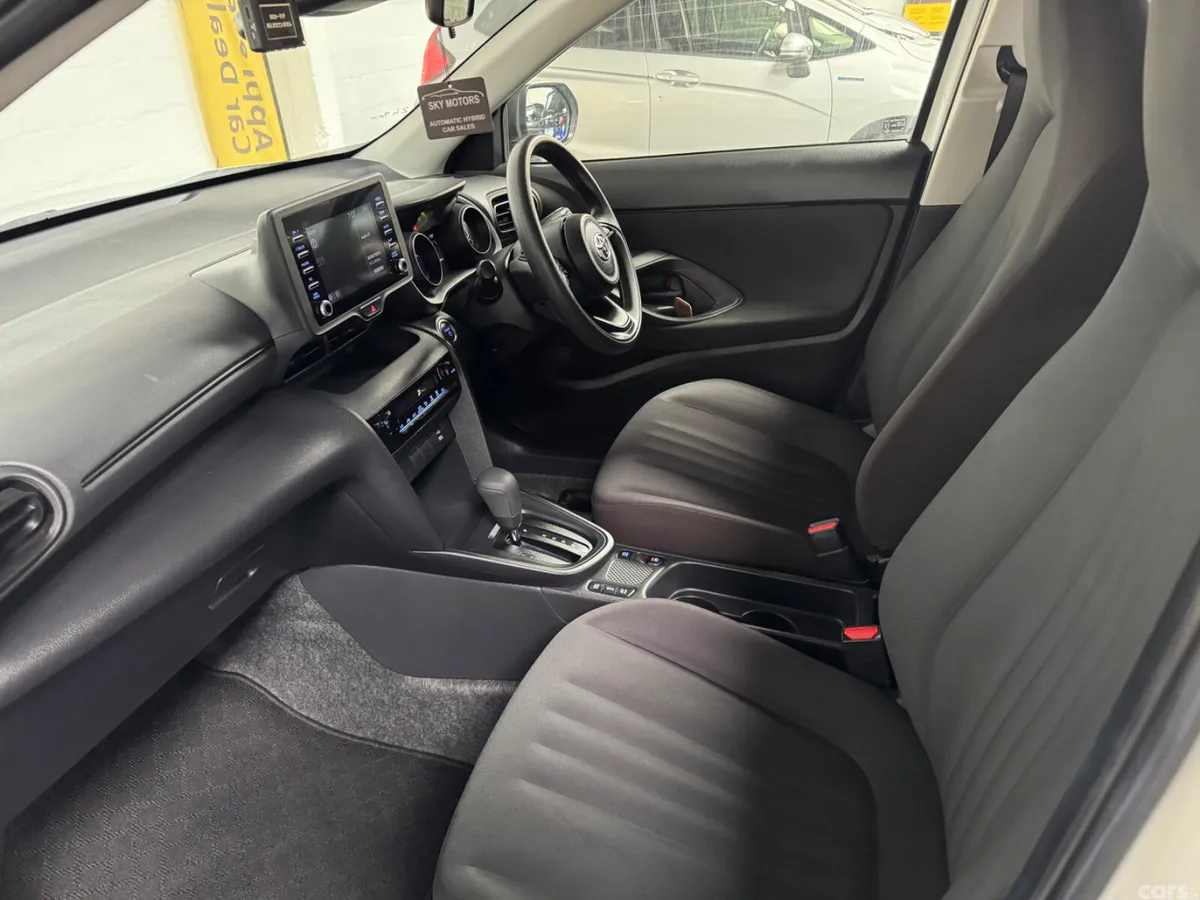 Toyota Yaris Cross Estate, Petrol Hybrid, 2023, White