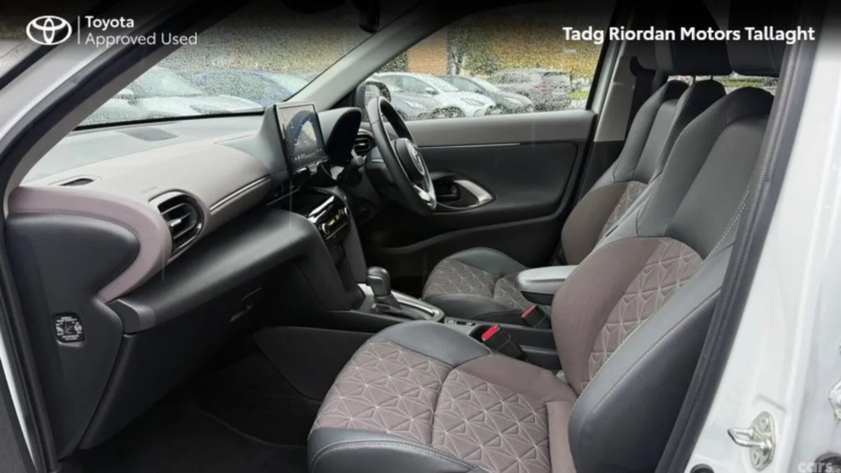 Toyota Yaris Cross Hatchback, Petrol Hybrid, 2024, White