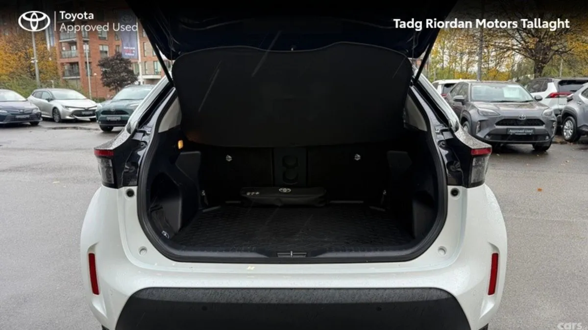 Toyota Yaris Cross Hatchback, Petrol Hybrid, 2024, White