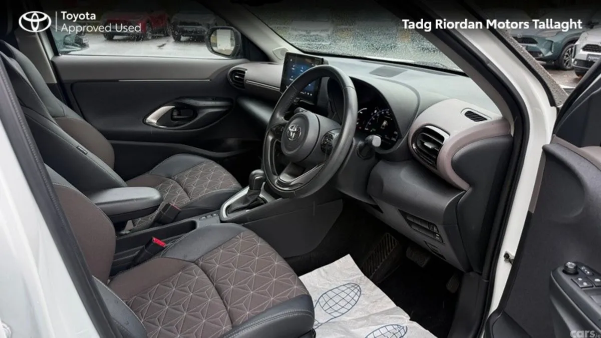 Toyota Yaris Cross Hatchback, Petrol Hybrid, 2024, White