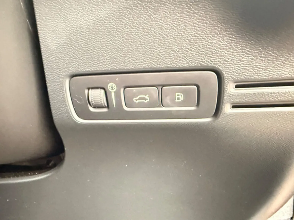 Volvo XC40 Estate, Petrol Plug-in Hybrid, 2023, Black