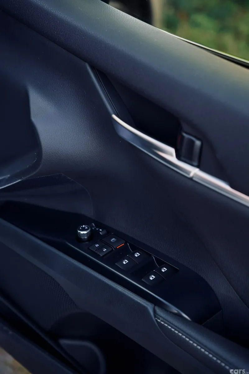 Toyota Camry Saloon, Petrol Hybrid, 2019, Silver