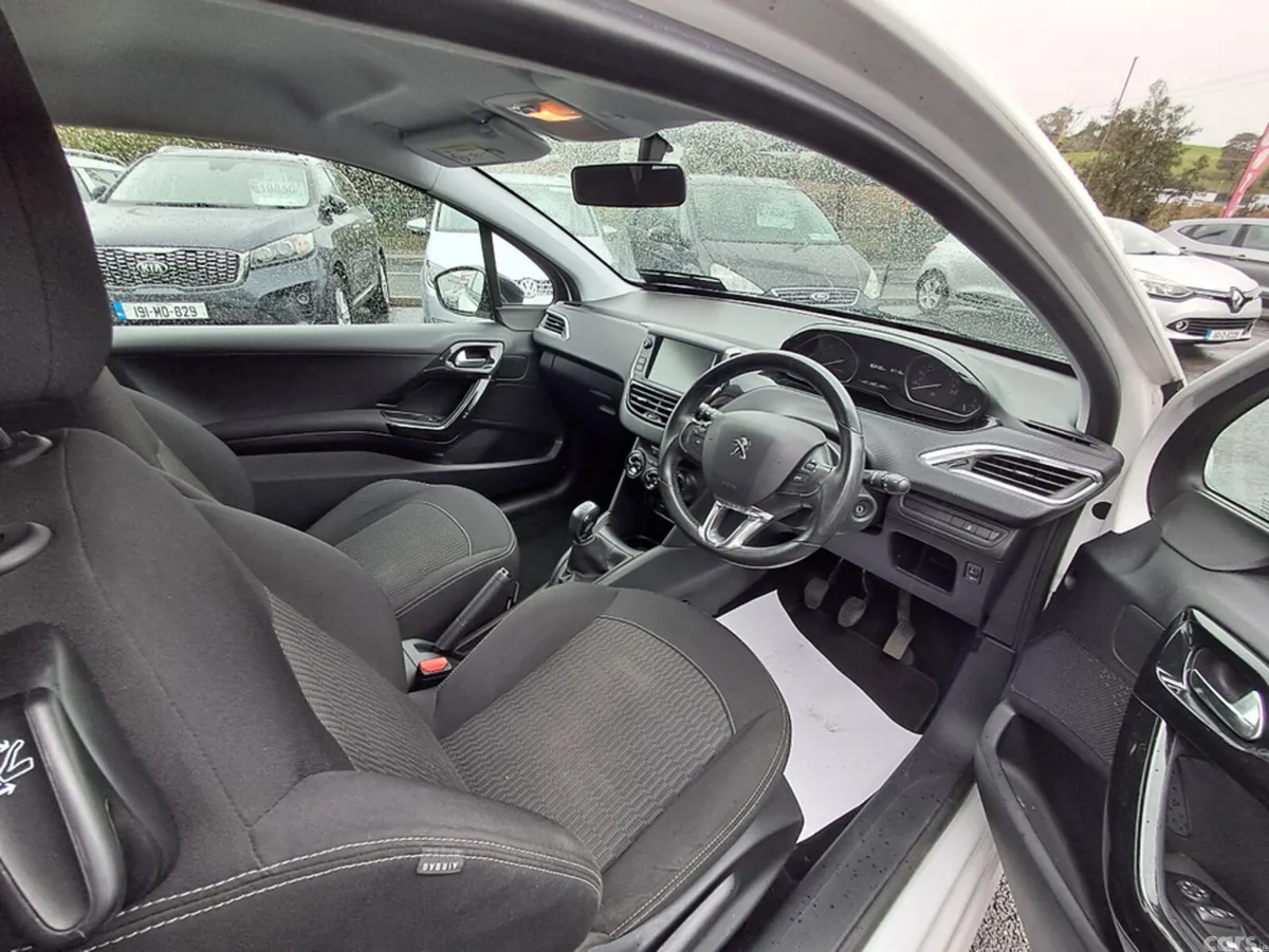 Peugeot 208 Hatchback, Petrol, 2017, White