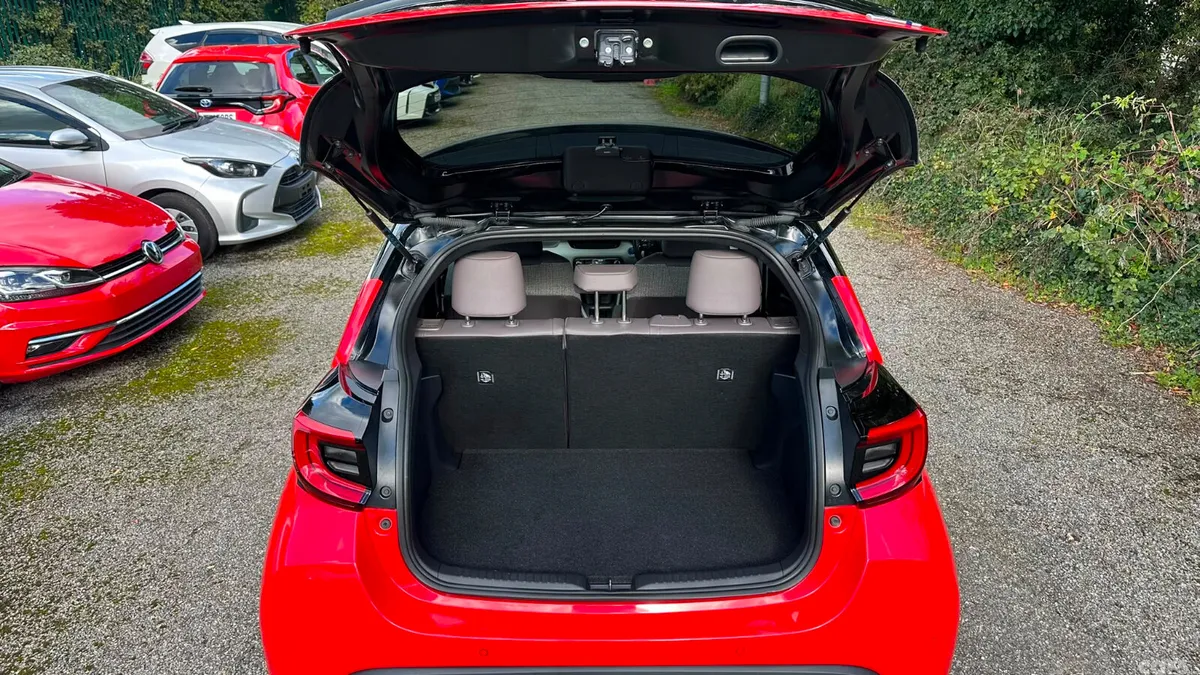 Toyota Yaris Hatchback, Petrol Hybrid, 2021, Red