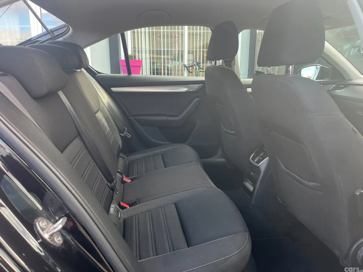 Skoda Octavia Saloon, Petrol, 2019, Black