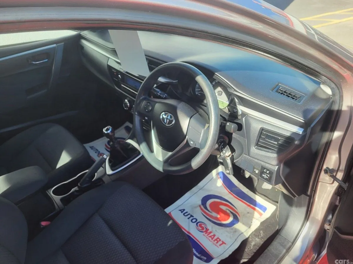Toyota Corolla Saloon, Diesel, 2015, Gold