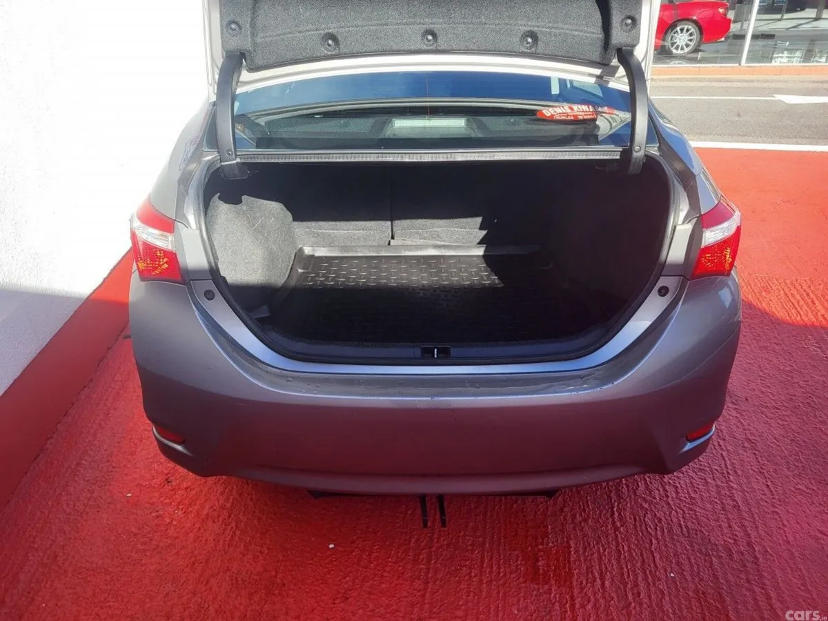 Toyota Corolla Saloon, Diesel, 2015, Gold