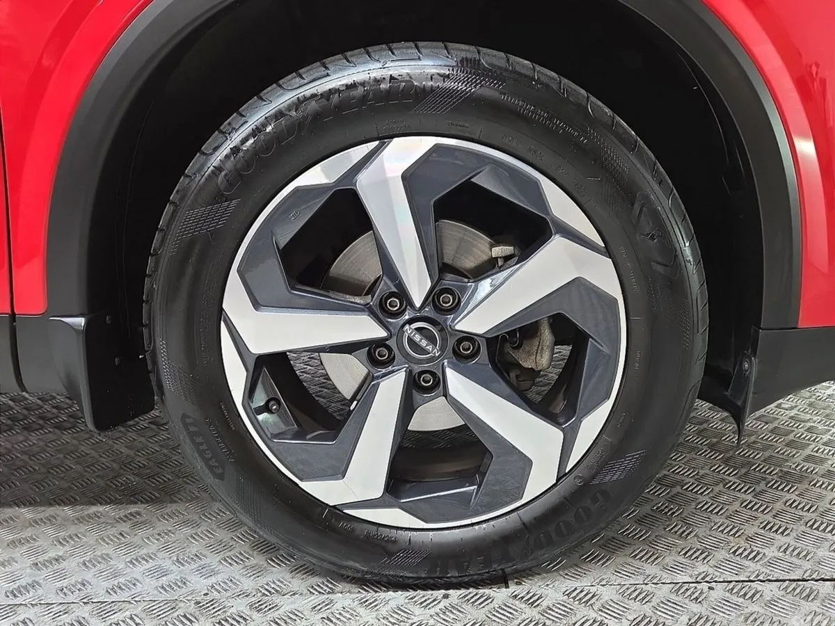 Nissan Qashqai MPV, Petrol, 2023, Red