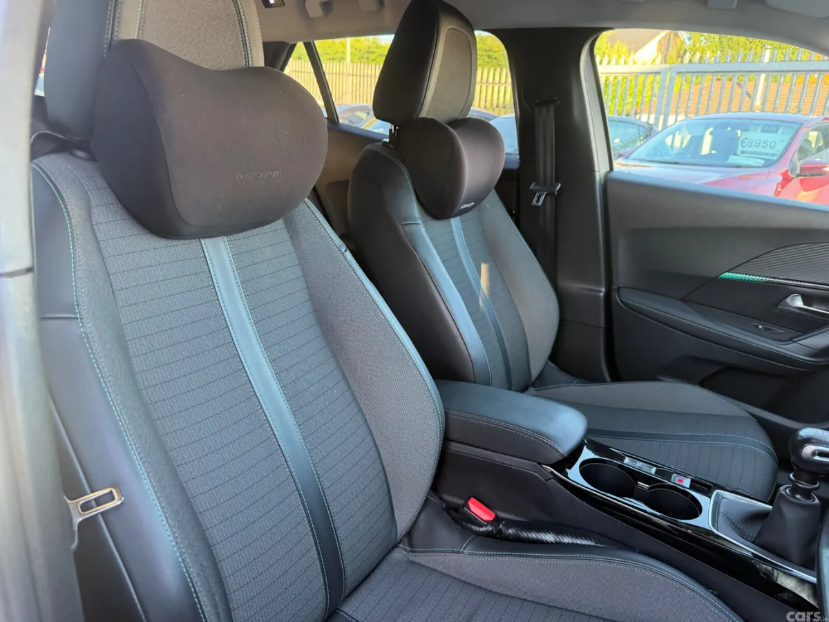 Peugeot 2008 MPV, Petrol, 2021, White