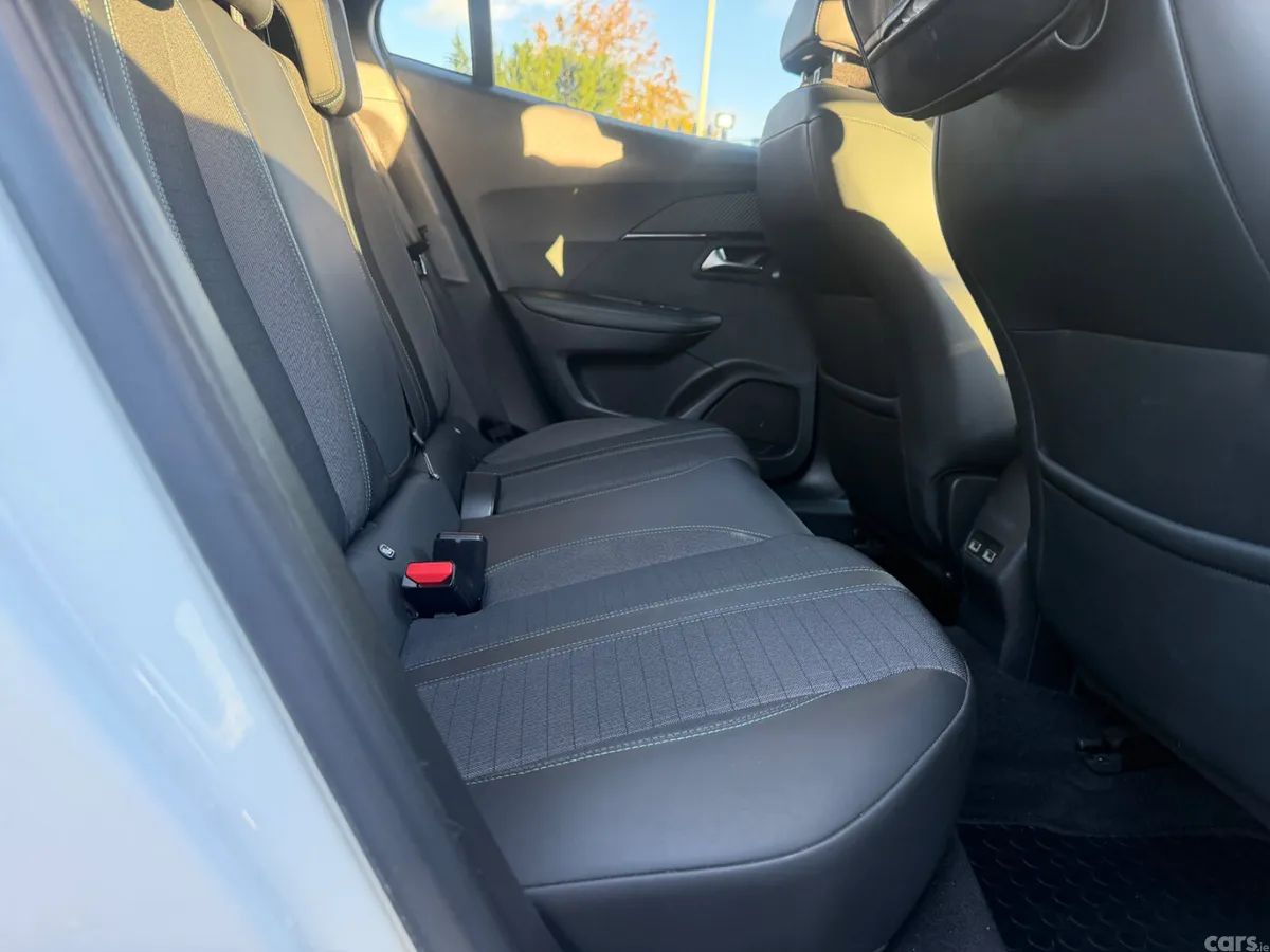 Peugeot 2008 MPV, Petrol, 2021, White