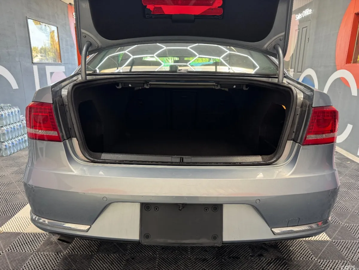 Volkswagen Passat Saloon, Petrol, 2012, Grey