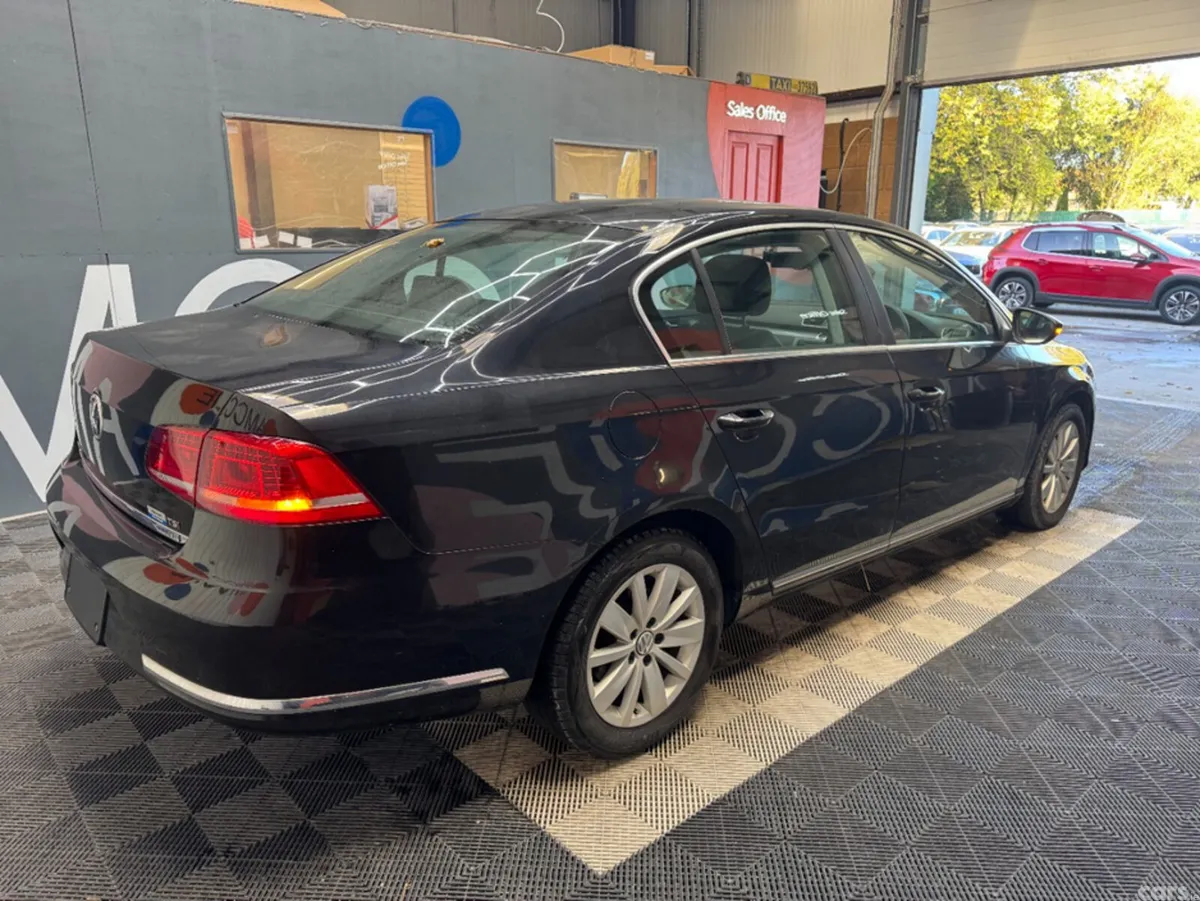 Volkswagen Passat Saloon, Petrol, 2012, Black