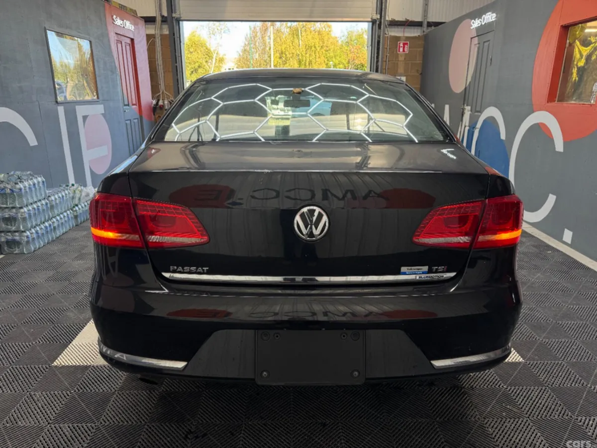 Volkswagen Passat Saloon, Petrol, 2012, Black