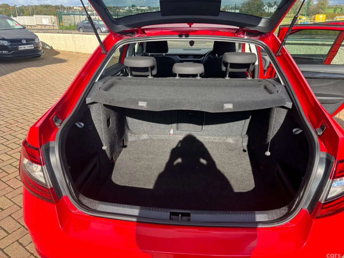 Skoda Octavia Hatchback, Petrol, 2017, Red