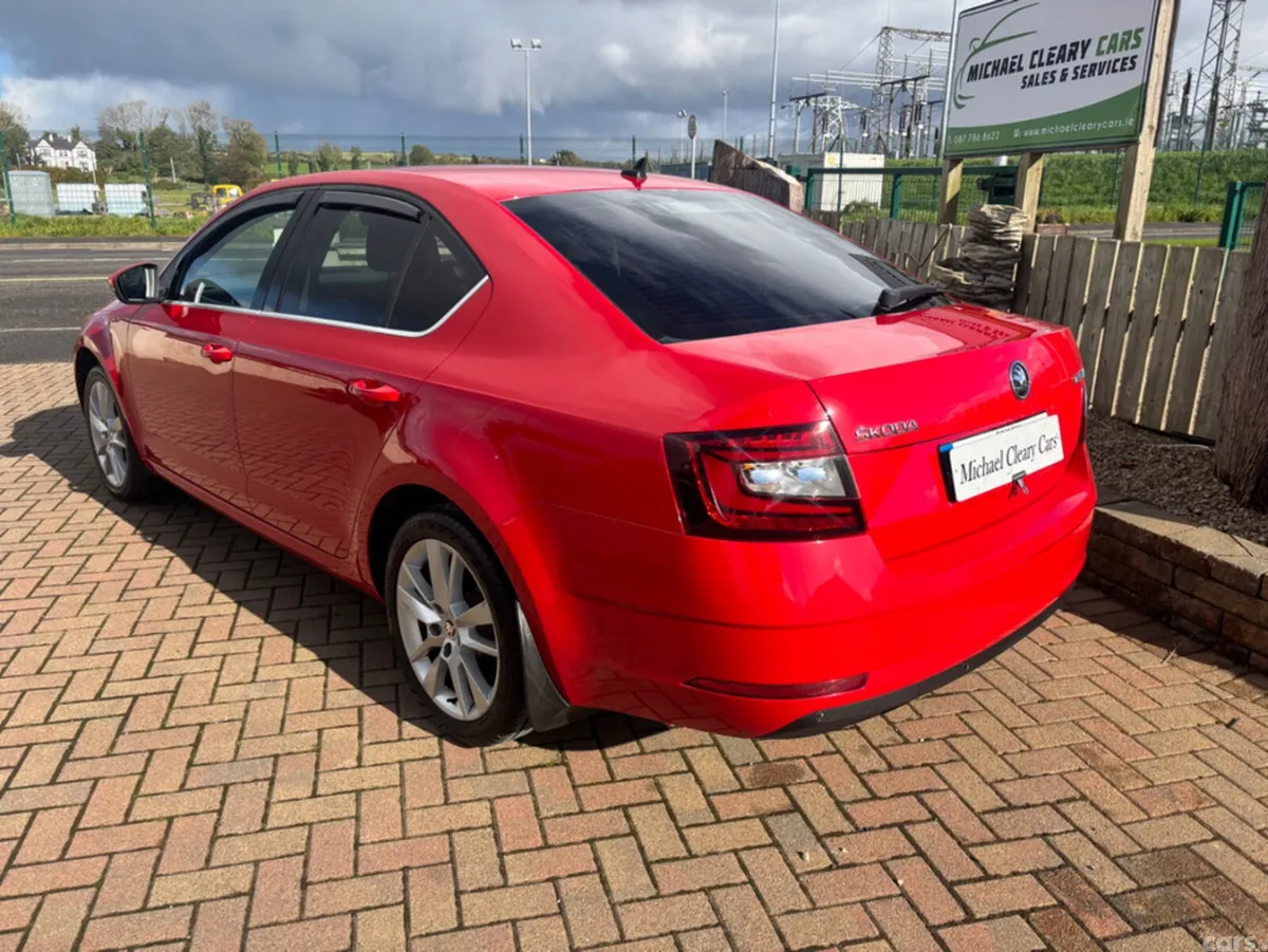Skoda Octavia Hatchback, Petrol, 2017, Red