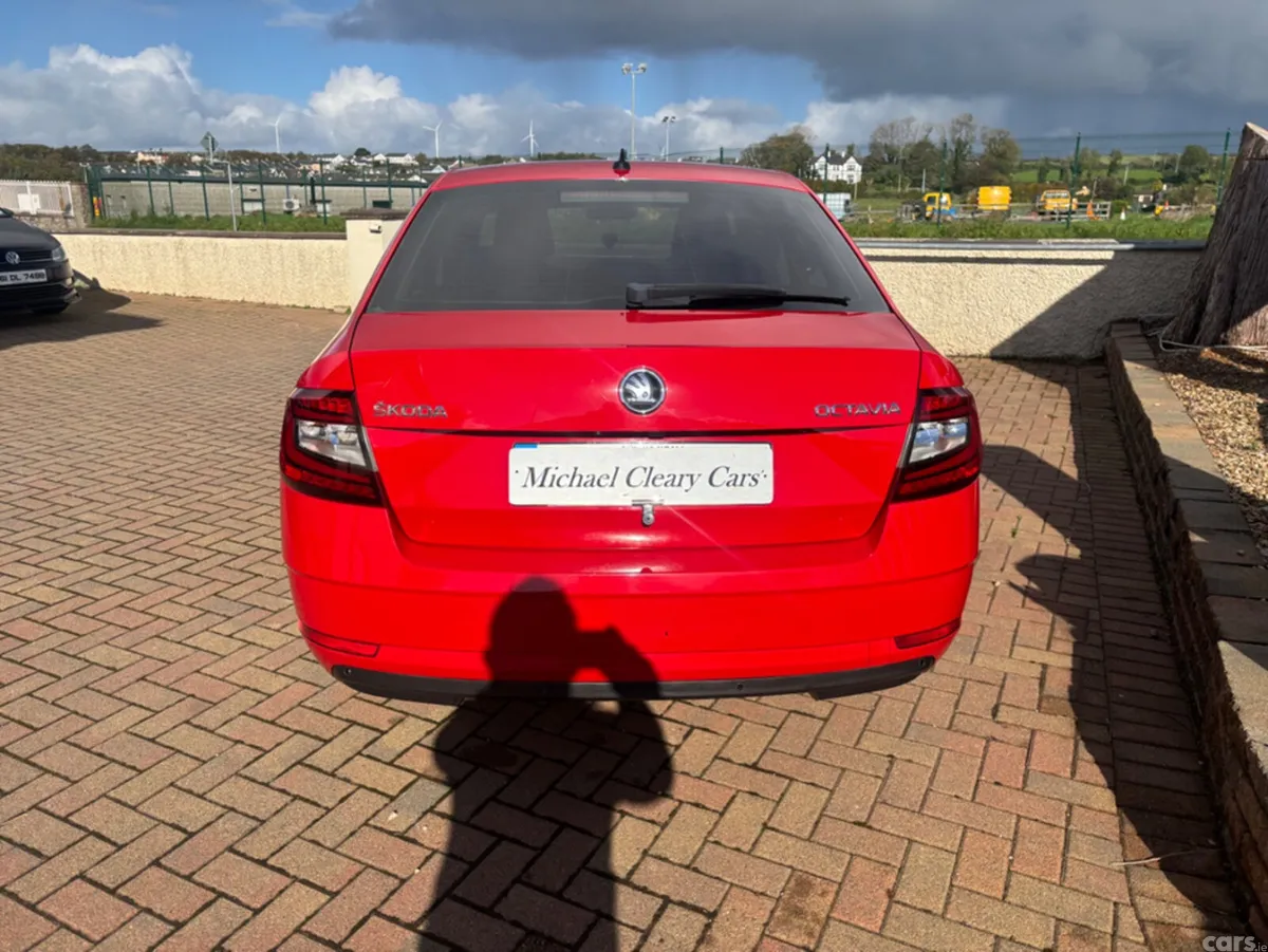 Skoda Octavia Hatchback, Petrol, 2017, Red