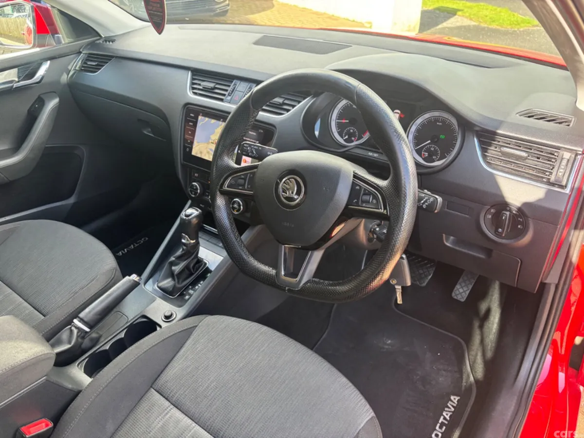 Skoda Octavia Hatchback, Petrol, 2017, Red