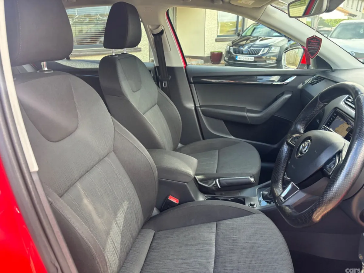 Skoda Octavia Hatchback, Petrol, 2017, Red