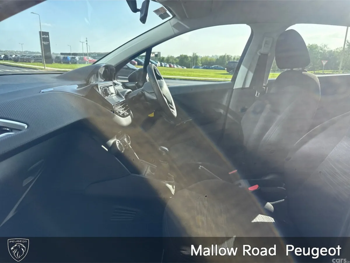 Peugeot 208 Hatchback, Petrol, 2017, Black