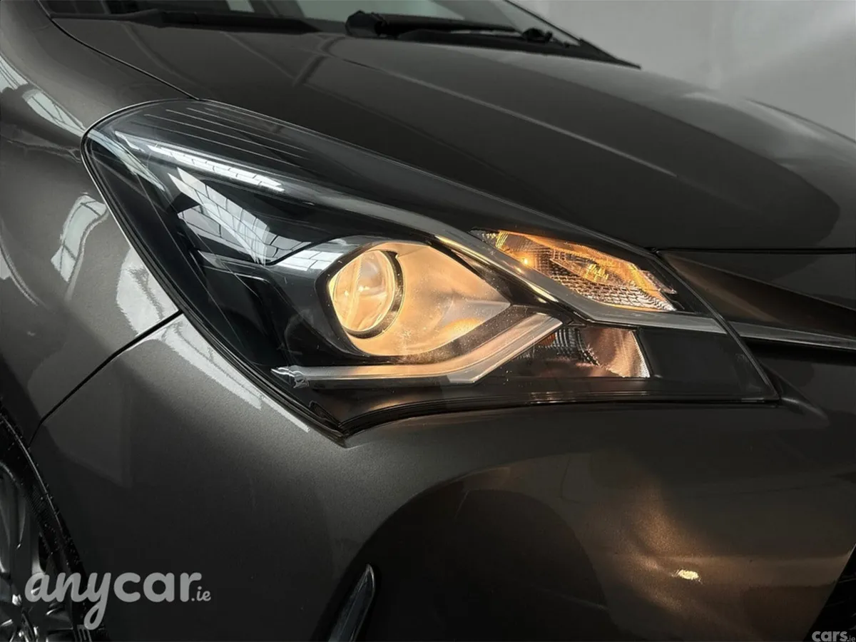 Toyota Yaris MPV, Petrol Hybrid, 2018, Grey