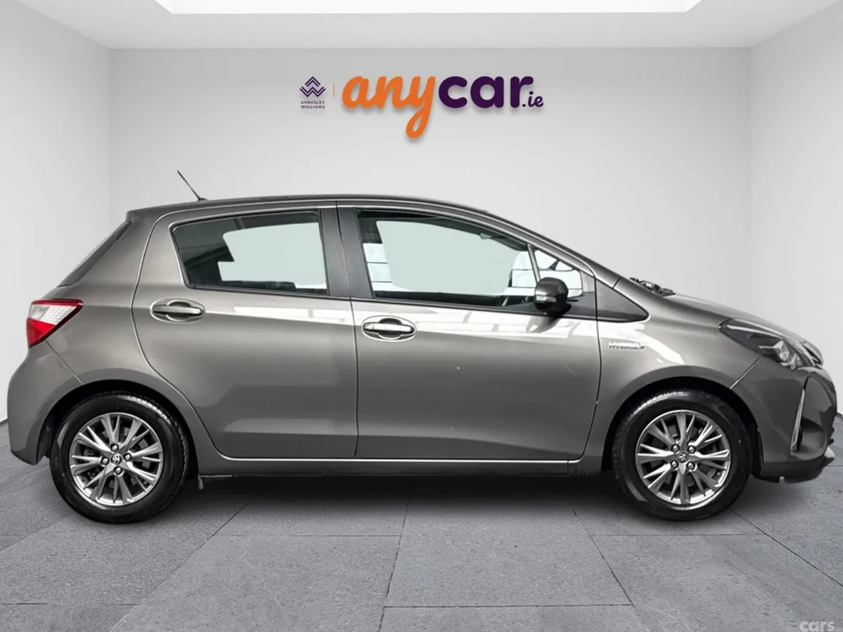 Toyota Yaris MPV, Petrol Hybrid, 2018, Grey