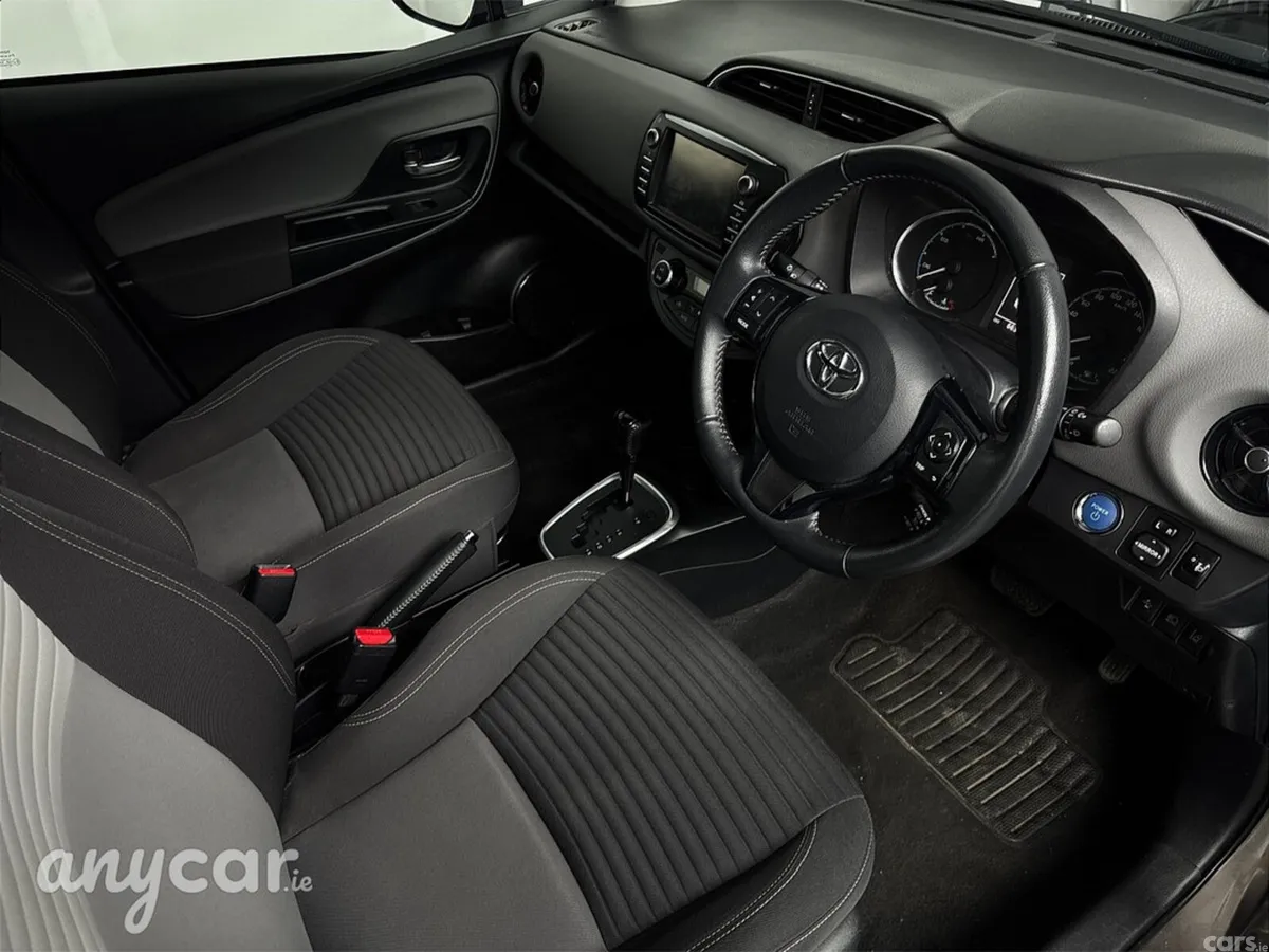 Toyota Yaris MPV, Petrol Hybrid, 2018, Grey