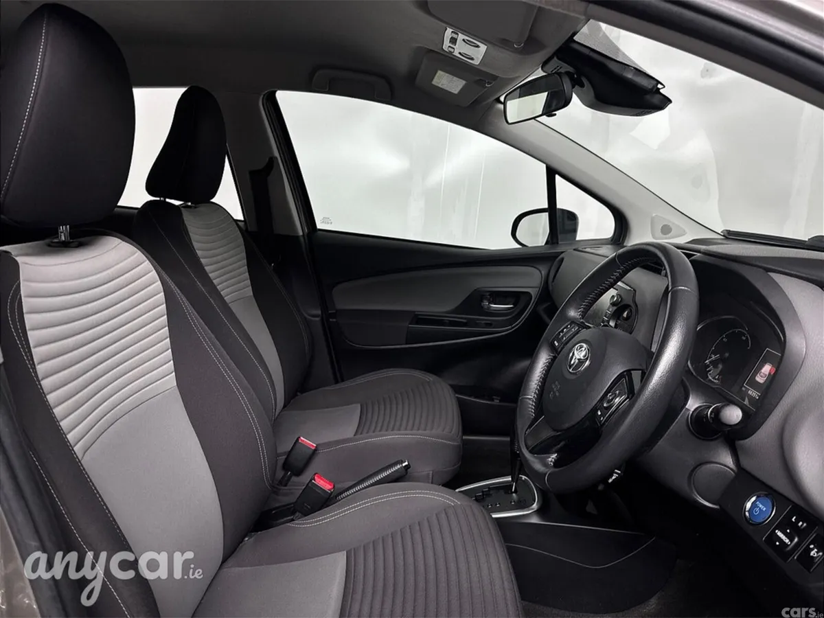 Toyota Yaris MPV, Petrol Hybrid, 2018, Grey