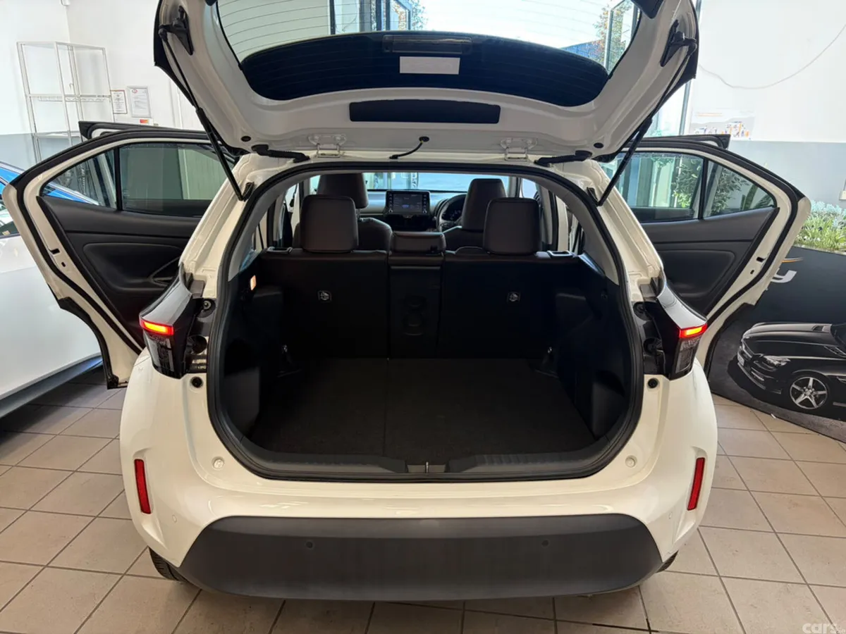 Toyota Yaris Cross Hatchback, Petrol Hybrid, 2022, White