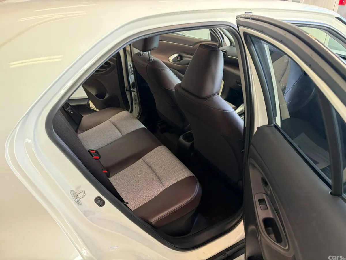 Toyota Yaris Cross Hatchback, Petrol Hybrid, 2022, White