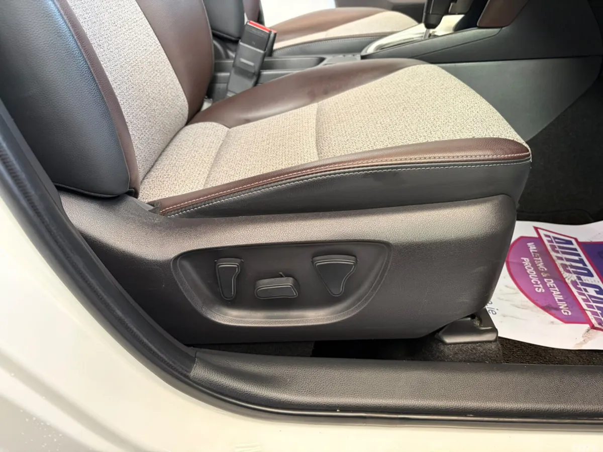 Toyota Yaris Cross Hatchback, Petrol Hybrid, 2022, White