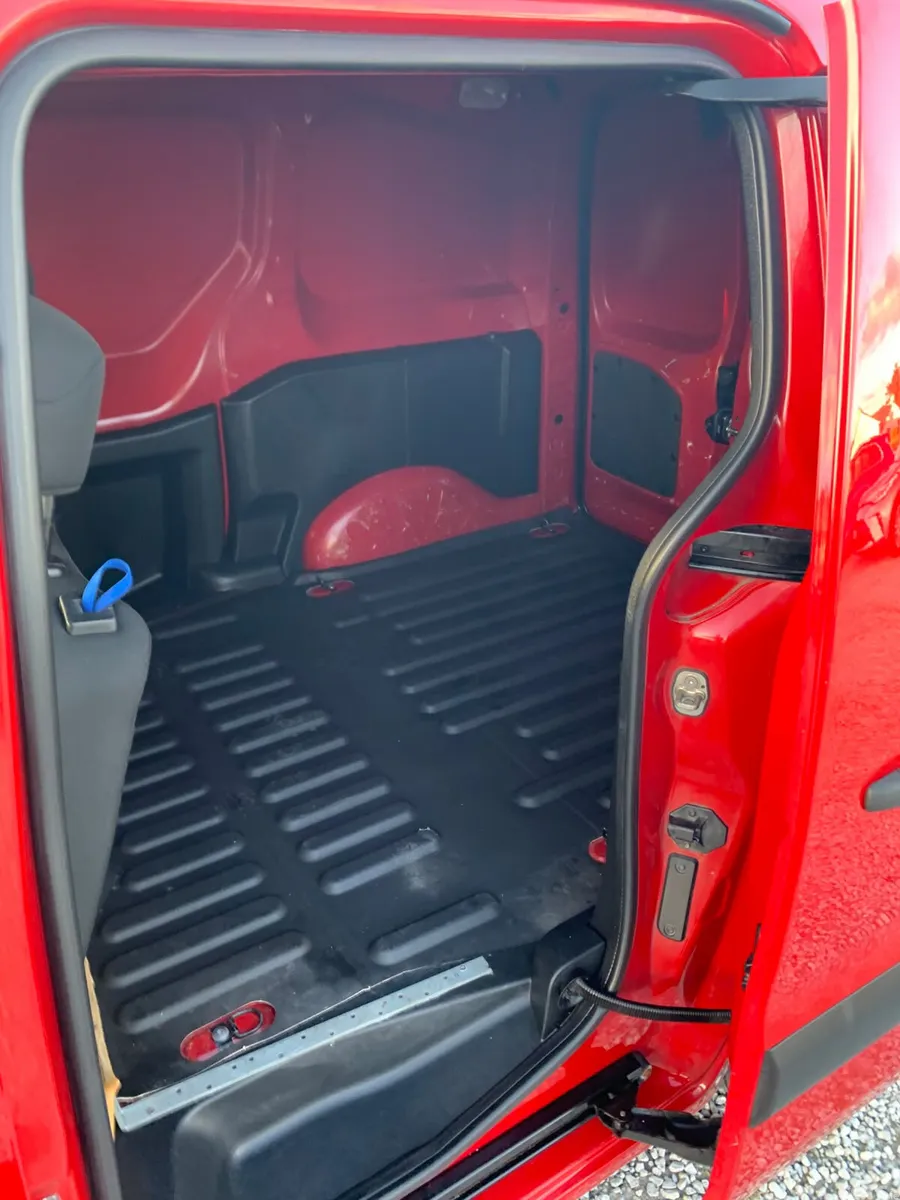 Peugeot Partner MPV, Diesel, 2018, Red