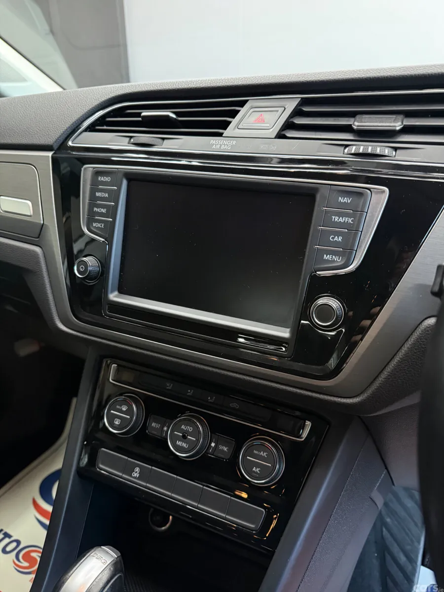 Volkswagen Touran MPV, Petrol, 2017, White