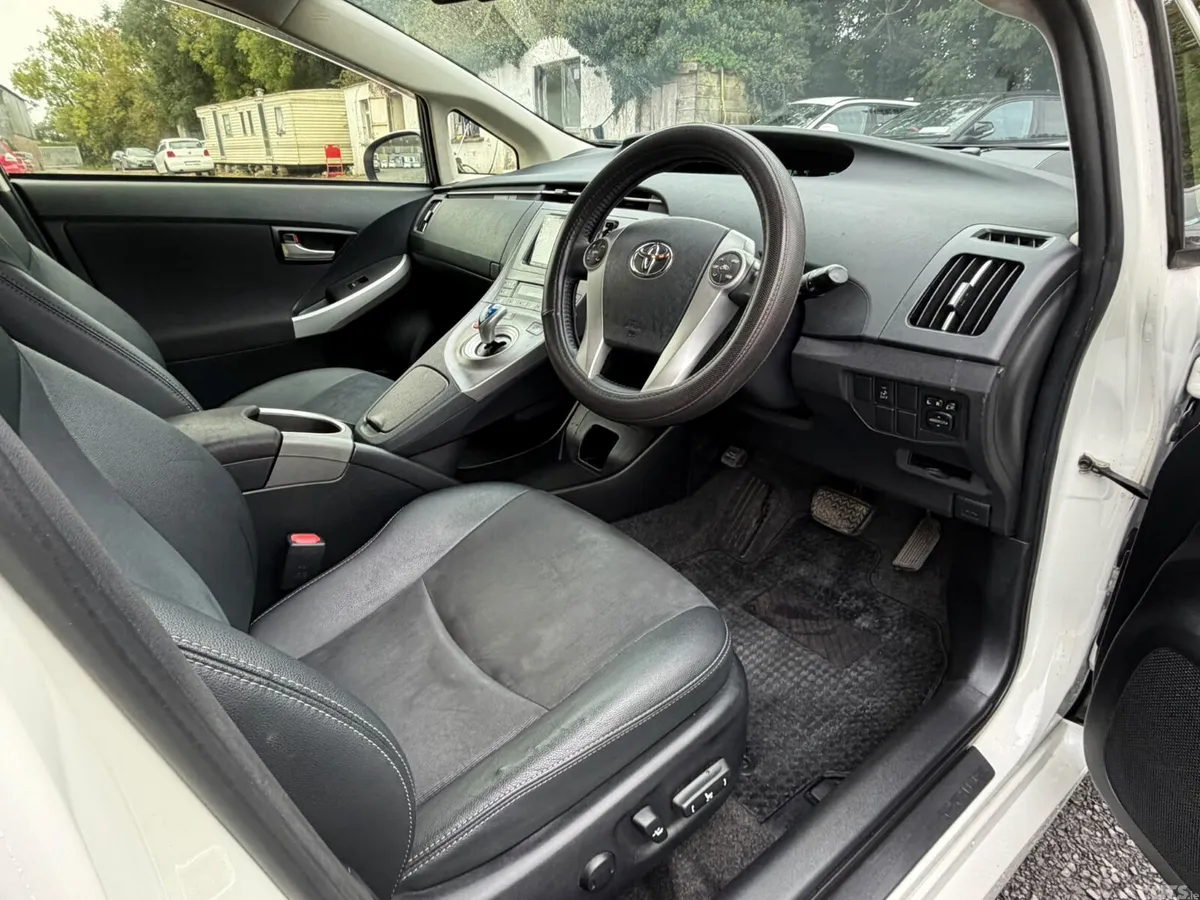 Toyota Prius Hatchback, Petrol Hybrid, 2015, White