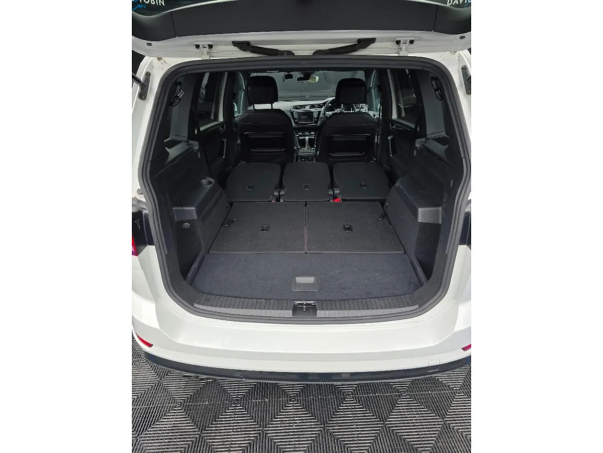 Volkswagen Touran MPV, Petrol, 2017, White