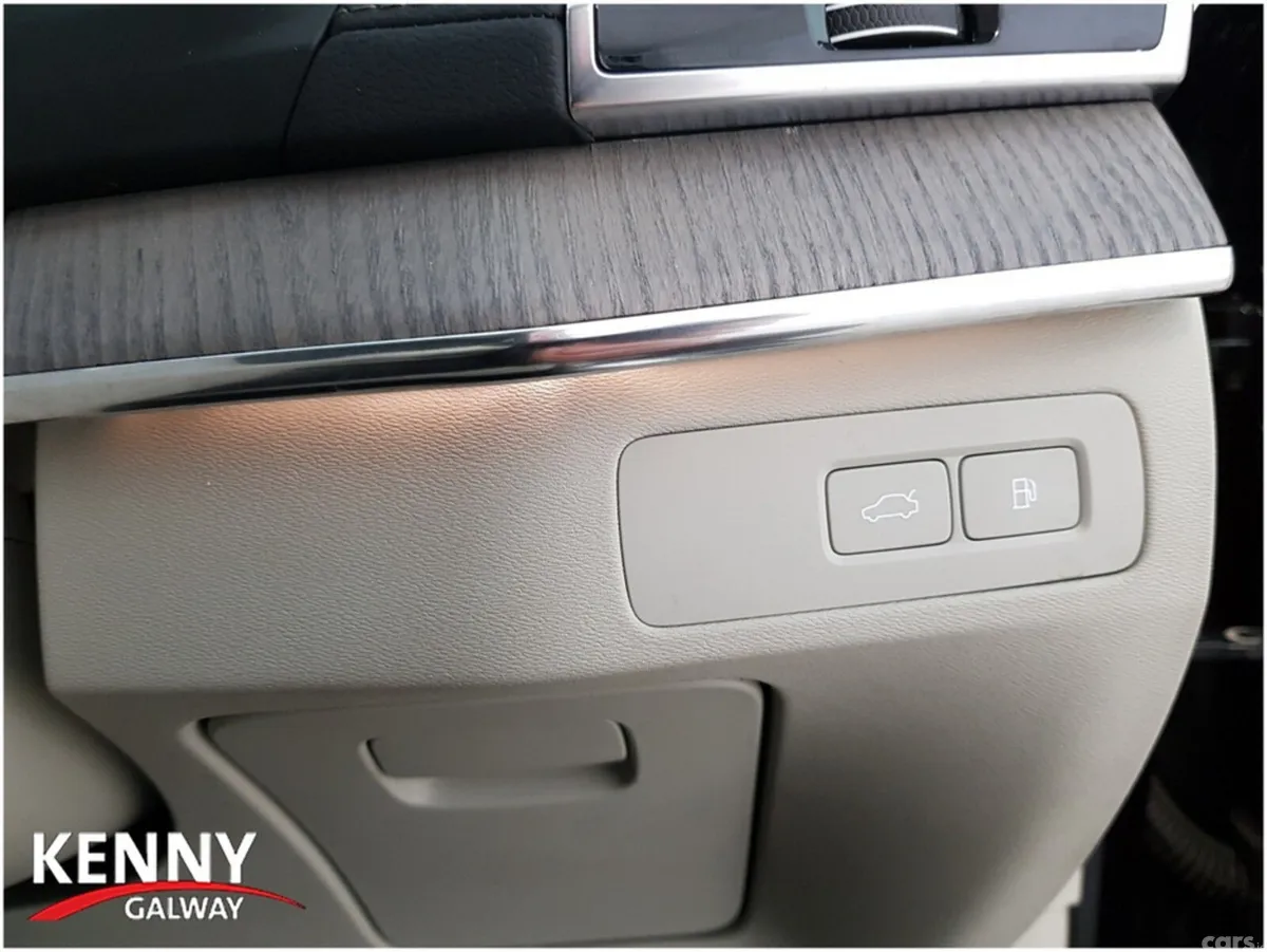 Volvo XC90 MPV, Petrol Plug-in Hybrid, 2024, Black