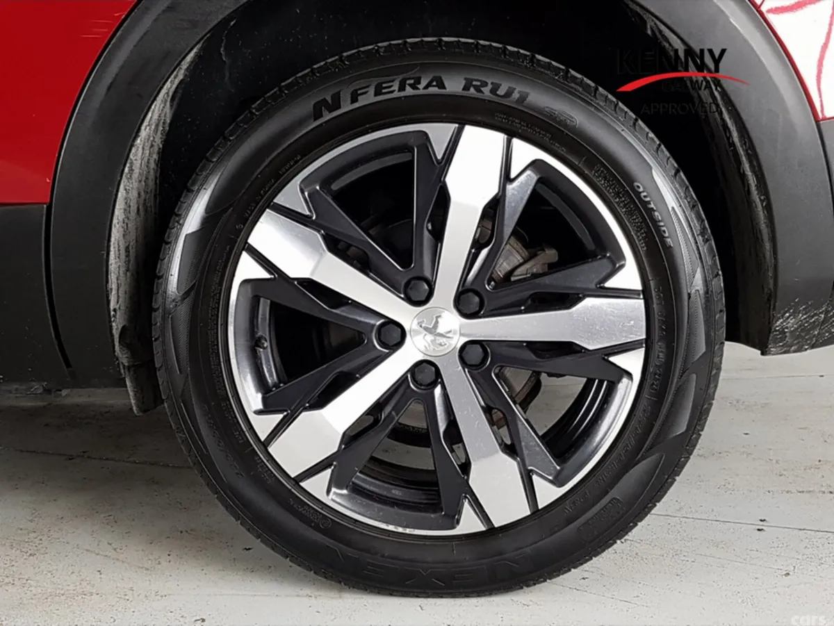 Peugeot 5008 MPV, Petrol, 2021, Red